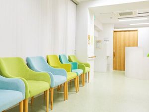 待合いの椅子並ぶ廊下  