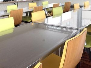 明るい食堂のテーブル  
