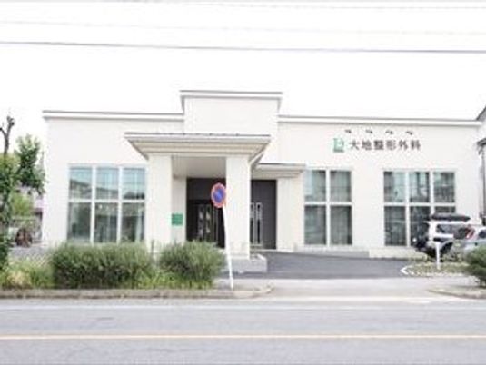 明るい施設の外観  