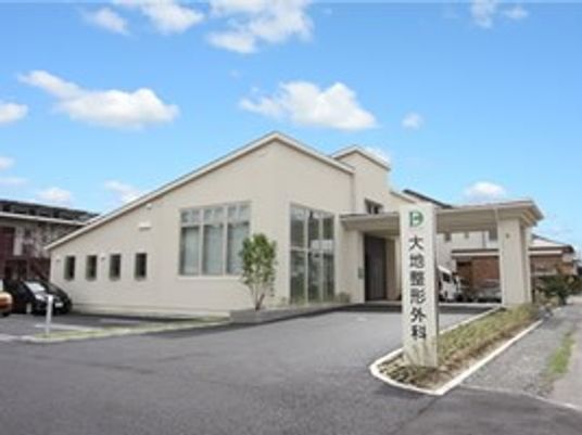 白い平屋の外観  