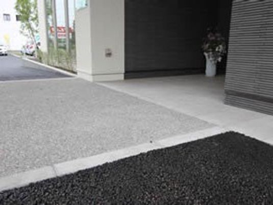 施設の出入口前  