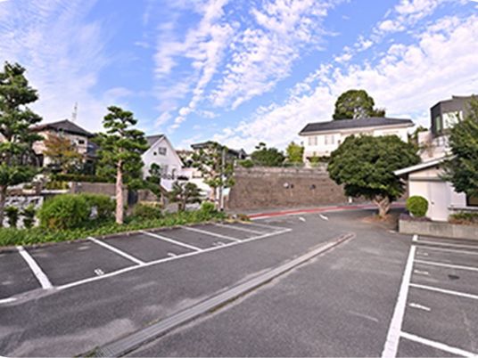 駐車場と住宅街の外観  
