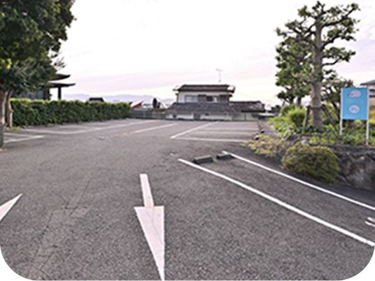 施設前の駐車場  