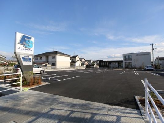 施設外観の駐車場  