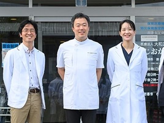 スタッフが並ぶ外観  