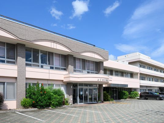 青空の建物外観  
