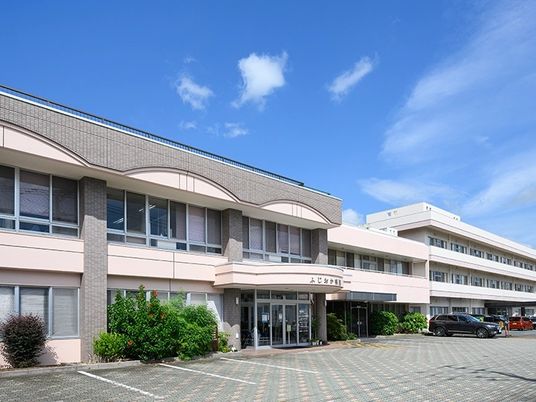 明るい外観の施設入口  