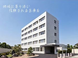 白い建物の外観  