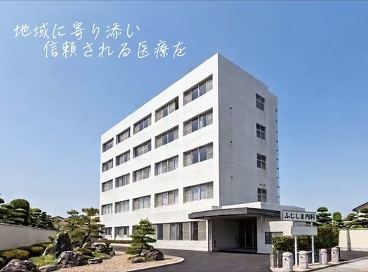 白い建物の外観  