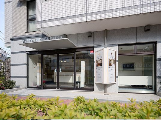 明るいガラス張りの入口  