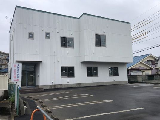 白い外観の建物  