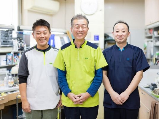 スタッフが並ぶ厨房  