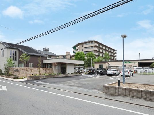 建物と駐車場の外観  