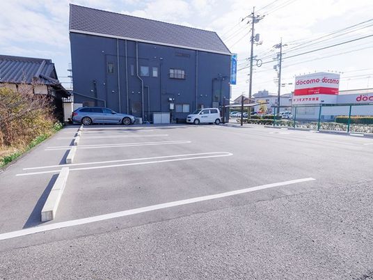 建物前の駐車場  