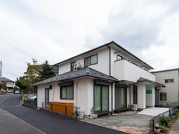 白い建物の外観