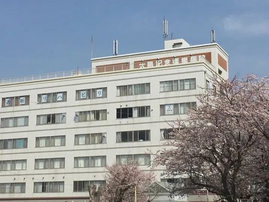 桜と施設外観  