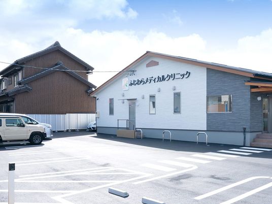 明るい外観の建物  