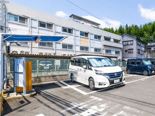 建物前の駐車場外観
