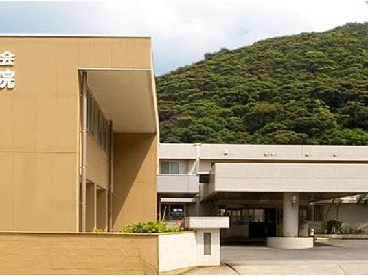 山を望む施設外観  