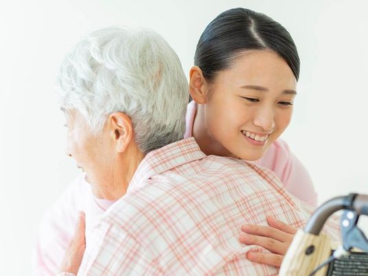介護スタッフと利用者のふれあい