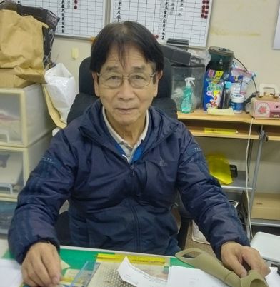 男性と作業机