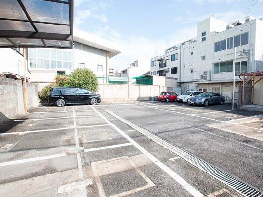 駐車場のある外観  