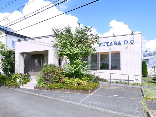 外観と植栽のある入口  