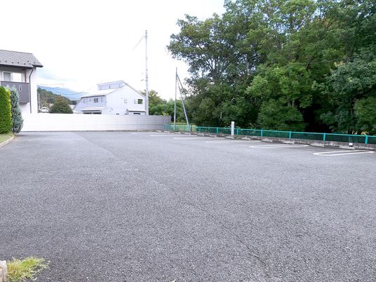 広い駐車場の外観  