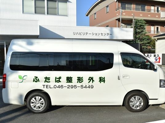 送迎車と建物外観  