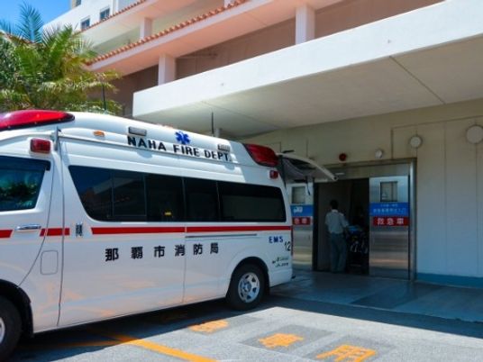 救急車と建物入口  