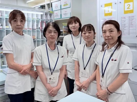 5人のスタッフが並ぶ薬品保管室  