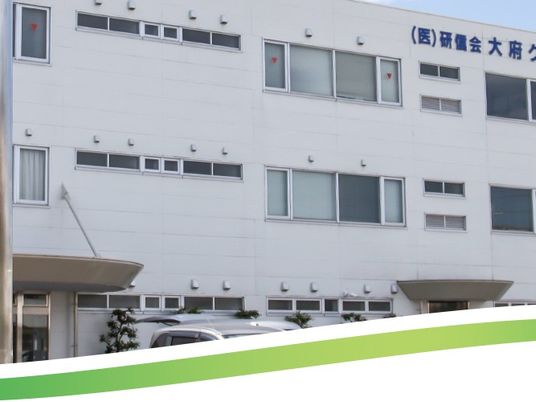 白い外壁の建物外観  