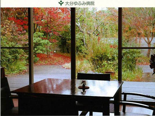 庭が見える食堂  