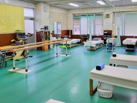 機能訓練室の明るい空間  