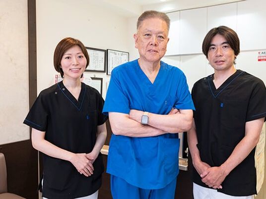 スタッフが並ぶ明るい室内  