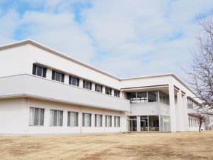 白い建物の外観  