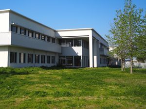 緑地に建つ建物外観  