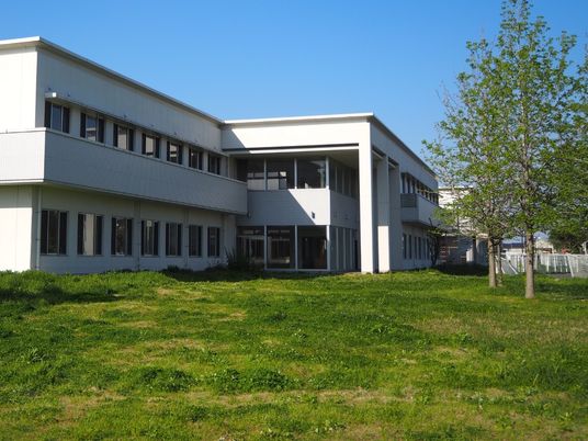 緑地に建つ建物外観  