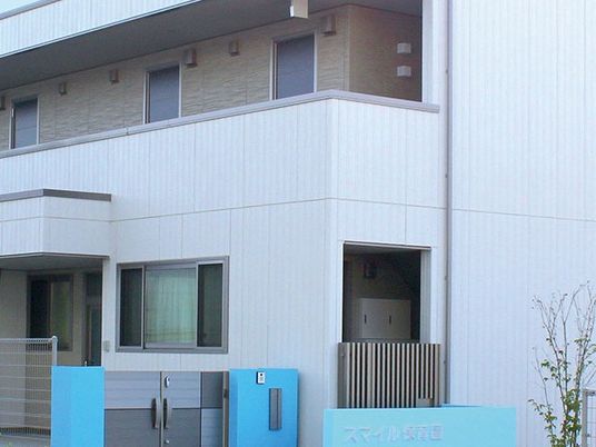 白い建物の外観  