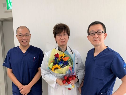 医師と職員の記念撮影  