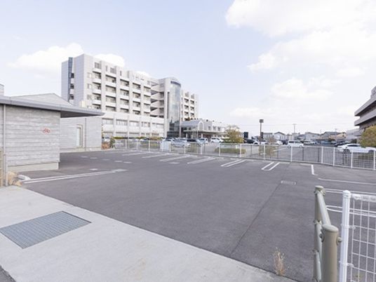 広い駐車場の外観  