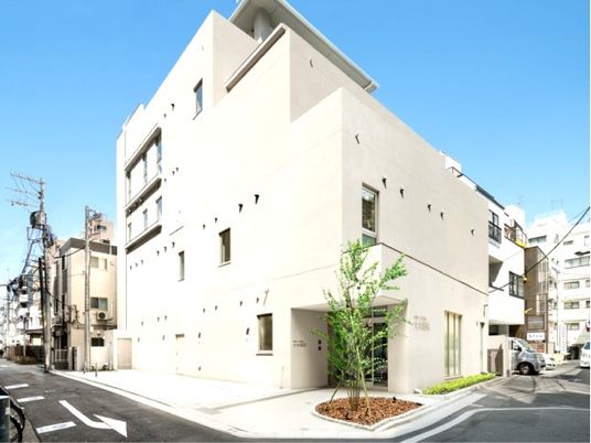 白い外観の建物  
