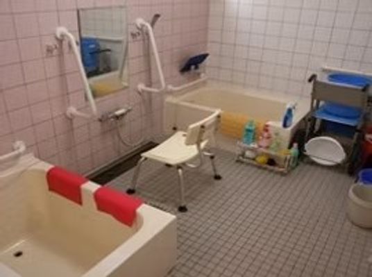 浴室の介助用浴槽  