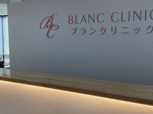明るい受付カウンター  