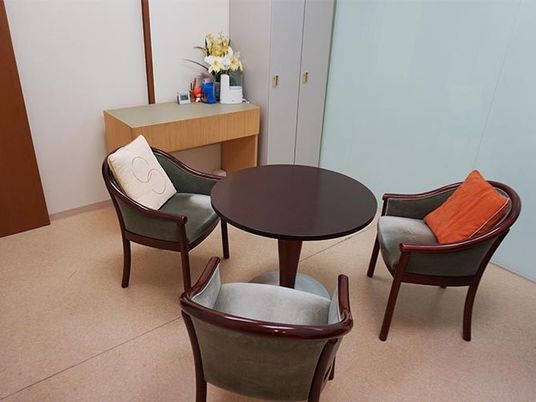 談話用の椅子と丸テーブルの部屋  