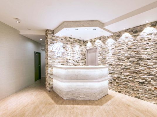 受付カウンターのエントランス  