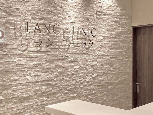 受付カウンターと壁面  