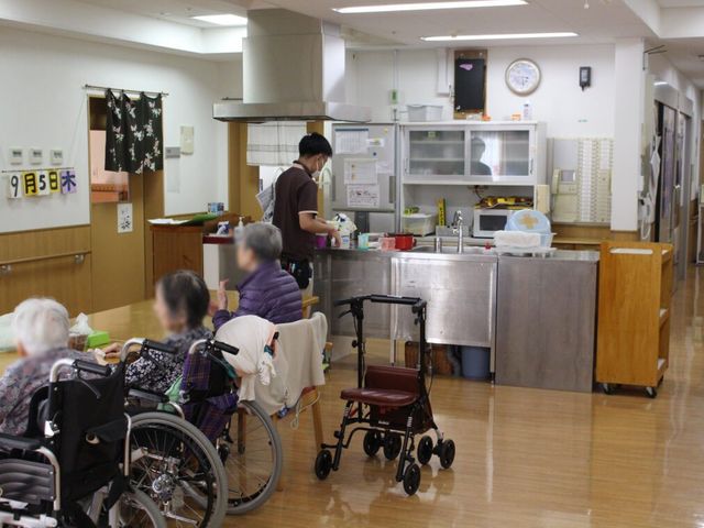 和やかなキッチン キッチン 皆が集まり、日常の活動が行われる空間です。自然な交流が生まれる場として重要です。