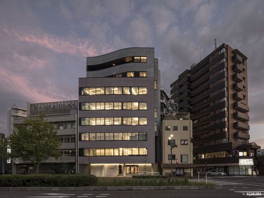 夕景の建物外観  