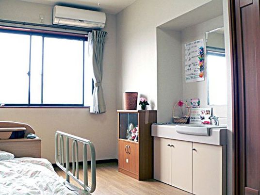 明るい個室の居室